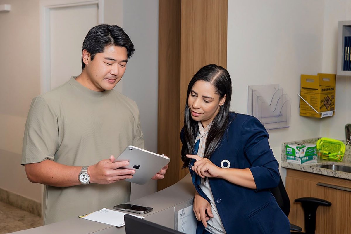 Equipe médica da clínica no atendimento