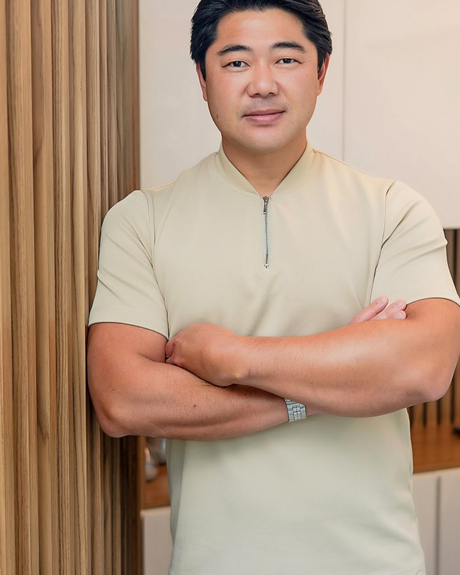 Dr. Rafael Kenji no consultório médico em Belo Horizonte
