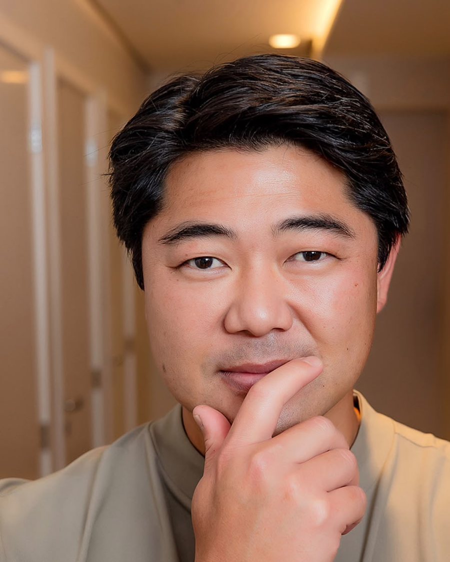 Dr. Rafael Kenji em atendimento médico no consultório